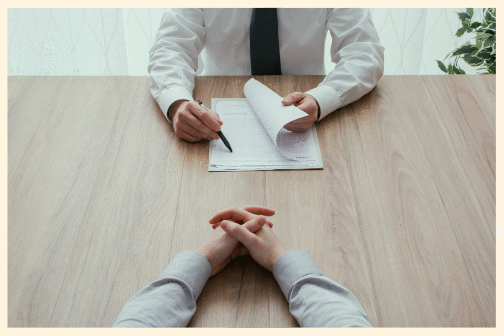 上司と退職について話し合う看護師のイメージ写真