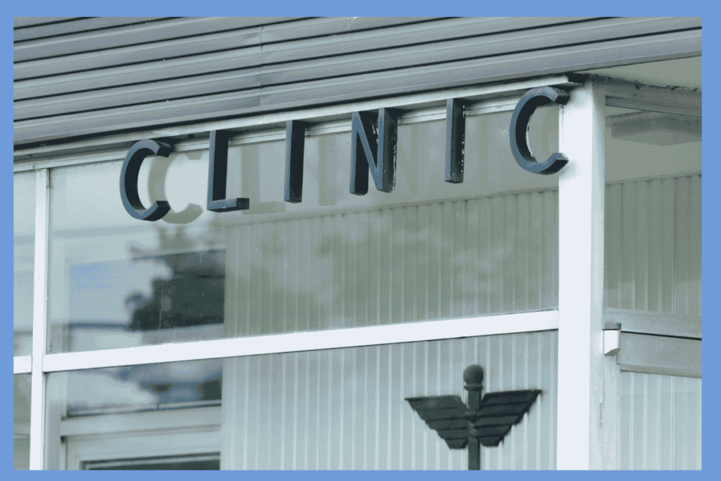 クリニックの外観とCLINICの看板