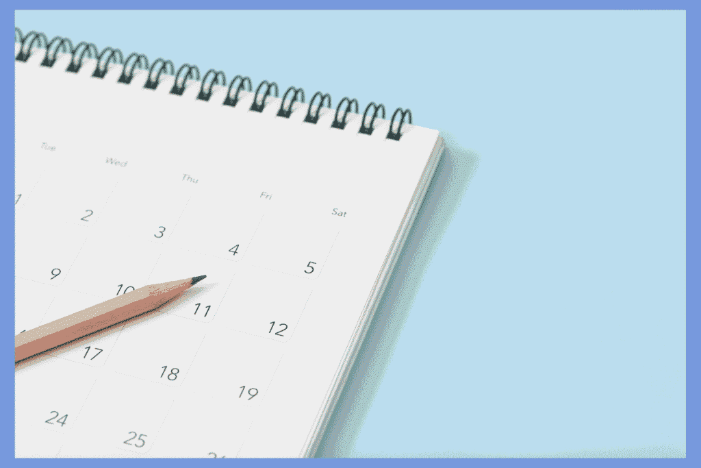 クリニック看護師の1日のスケジュールをイメージしたカレンダーと鉛筆