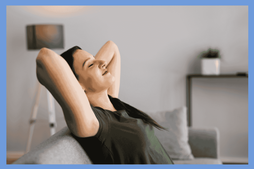 ソファに座ってリラックスする女性の横顔